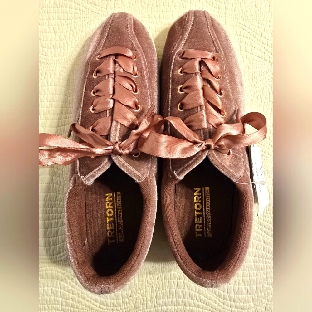NWT Tretorn Ladies Blush Velvet Sneakers - Picture 2 of 8
